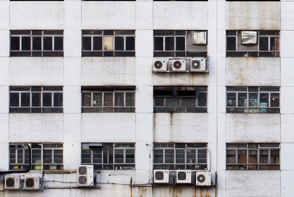 Facade of an old apartment building in Cupertino, CA