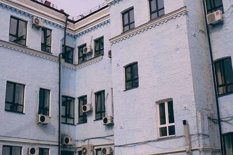 The facade of an apartment building in Saratoga, CA